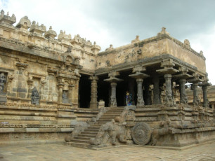 Stone_Chariot_in_Tharasuram_Temple,_Kumbakonam,_Tamil_Nadu