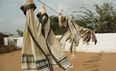 bhujodi-weaving-shawl
