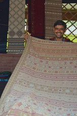 220px-A_traditional_shawl_maker_from_Kutch_Gujarat-199x300-199x300